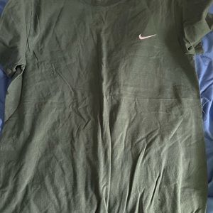 DARK GREEN NIKE SHORT SLEEVE MED